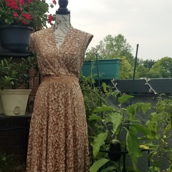 Leslie Fay Dress / taupe/lace overlay / sz. 6 - Picture 2 of 4